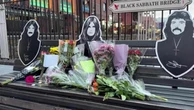 Birmingham. Fiori e candele, musica e lacrime al memoriale in strada per Ozzy Osbourne