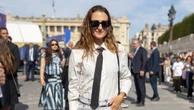 Camille Cottin, dalla cravatta ai jeans con le bretelle: l'infallibile stile parisienne della madrina di Cannes
