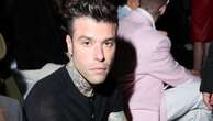 Fedez da solo alla sfilata di Versace a Milano. Chiara non c'è