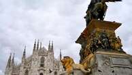 Statua imbrattata in piazza Duomo, ripulita grazie a donazione. Lo sponsor: 