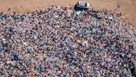 Rifiuti tessili, 120 milioni di tonnellate di capi scartati: l’80% in discarica o negli inceneritori