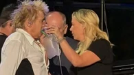 Rod Stewart si sente male sul palco, soccorso con l’ossigeno: “Lo show deve proseguire”