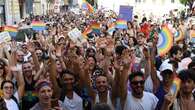 Pride sostenibile, corteo senza motori. Schlein sul carro Pd, festa fino a notte