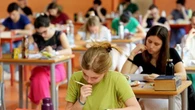Scuola, la circolare di Valditara: “Smartphone vietati anche al liceo”