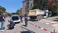 Milano, ciclista travolta e uccisa da un camion: muore a 67 anni