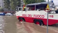 La scuola è circondata dall'acqua: a Milano bambini portati all'asciutto dal mezzo anfibio