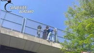 Carabiniere fuori servizio salva donna sospesa nel vuoto su un ponte. La premier Meloni: “Eroe”
