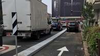 Dopo il tir, ecco l’auto: il nuovo parcheggio selvaggio sulla pista ciclabile in piazza Tricolore a Milano