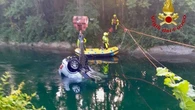 Auto con nove ragazzi cade in un canale a Senago: tre morti di 17 anni. Il conducente era ubriaco