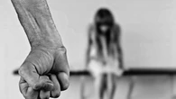 “Non guadagni abbastanza”: botte e minacce per anni alla moglie anche davanti ai figli minorenni