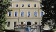 “Il collegio” si rinnova: ritorno al 1990 con educazione sessuale e Pierluigi Pardo narratore
