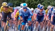 Giro, Caruso ammonito per aver lanciato involontariamente l’impermeabile sul viso di Van Baarle