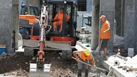 Lavorava a mezzogiorno sui binari della ferrovia: operaio di 50 anni muore nelle Marche