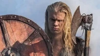 Haaland si veste da vichingo per i Mondiali: i giocatori della Norvegia posano con scudi e spade