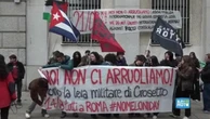 Milano, presidio degli studenti contro leva e riarmo davanti a Prefettura: "Noi non ci arruoliamo"