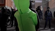 Portland, proteste anti-ICE vestiti da alieni. I manifestanti: "Noi siamo pacifici, ma i soldati?