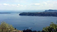 Ha un malore mentre nuota nel lago di Garda: turista tedesco muore nel giorno del suo compleanno