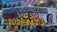 Fuorisalone, studenti bloccano l’entrata a installazione Amazon in Statale: “Chiostro aperto sempre”