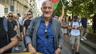 Leoncavallo, in 20mila tra balli e insulti a Piantedosi. Bisio: "La città ha bisogno di posti così"
