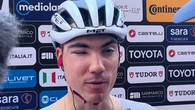 Giro, per Ayuso ritiro shock: punto da un calabrone, aveva un occhio semichiuso