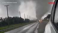 Usa, l'uragano Milton si abbatte sulla Florida: le immagini di un tornado ripreso dalla strada