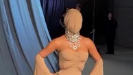 Kim Kardashian a volto coperto, la "maschera nuda" al gala dell'Academy museum: "Non vedo niente"