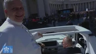 Leone XIV in papamobile urta il cameraman per raccogliere un dono, la diretta tv traballa: "Scusa"