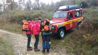 Cerca funghi e cade in un canalone sotto gli occhi della figlia