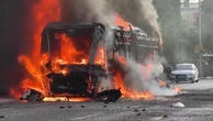 Belfast a fuoco: bus, auto, case in fiamme e proteste anti-immigrati dopo il fermo di un sudanese