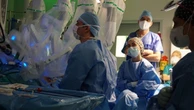 Paziente di 90 anni operato di tumore allo stomaco grazie a un robot: l'intervento al Papa Giovanni XXIII di Bergamo
