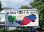 Manifesti pro Putin, chi è l’ex consigliere M5s che ha pagato migliaia di euro per l’affissione a Roma. Interrogazioni parlamentari anche a Bruxelles