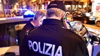 Abusavano bambini nelle live a pagamento, arrestati marito e moglie: tra le vittime anche i figli. Beccato un cliente italiano