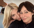 L’addio di Tori Spelling all’amica Shannen Doherty: «Resterò ribelle per te»