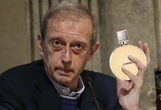 Piero Fassino, i sei testi per il furto del profumo, i due precedenti e la frase: «Lei non sa chi sono»