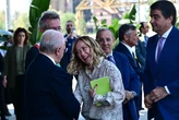 Meloni e De Luca si rivedono a Bagnoli dopo gli insulti, la frecciata alla stretta di mano del governatore