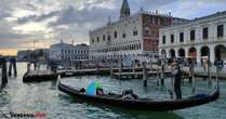 Venezia, turista cade nella laguna e viene travolta dalle acque, ma il titolare di una pizzeria si tuffa e la salva