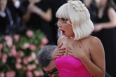 «Non sono incinta»: Lady Gaga su TikTok smentisce le voci dopo le foto al matrimonio della sorella