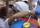 Tour de France, Bernard multato per un bacio a moglie e figlio: «Sono disposto a pagare ogni giorno per rivivere quel momento» – Il video