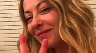 Elezioni europee, Giorgia Meloni esulta: la foto sui social con il segno della vittoria
