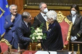 La Russa e Salvini sul Palco Reale alla Prima della Scala, Liliana Segre «fugge» in platea. Il presidente del Senato: «Se vuole l’aspetto» – Il video