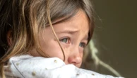 Schiaffi, calci e sculacciate ai figli ma il tribunale li assolve: «Vivevano in un campo rom, lì la violenza è un connotato»