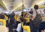 «C’è un passeggero di troppo a bordo», Ryanair gli offre 250 euro e un volo gratis: così rinuncia alla vacanza tra gli applausi – Il video