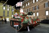 Modena, polemiche per l’opera d’arte del carro armato con Babbo Natale: danneggiata da un manifestante