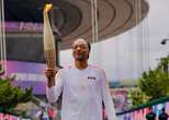 Snoop Dogg sfila con la torcia olimpica: «Cosa c’è di più cool dell’hip-hop alle Olimpiadi di Parigi?»