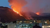 Maxi incendio a Napoli, piove cenere senza fine sui quartieri: nube di fumo ricopre la città – Il video