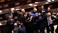 Scoppia la rissa in Aula. Il 5 Stelle Donno colpito dal leghista Iezzi: cade a terra poi esce in carrozzina – Il video