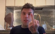 Fedez e il dito medio verso l’hater denunciato per le minacce al figlio Leone. «Non basta una lettera di scuse» – Il video