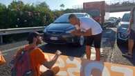 Ultima generazione blocca la statale 16 a Bari: «Non paghiamo il fossile». La rabbia di chi rientra dalle vacanze: 10 km di coda – Il video