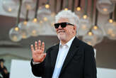 Mostra del Cinema del Venezia, Pedro Almodovar vince il Leone d’oro con il film «La stanza accanto»