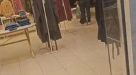 La ragazza con la minigonna alzata filmata a sua insaputa e insultata nel centro commerciale a Bari